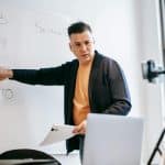 L’etica dell’istruzione: perché la qualità dei docenti conta più della piattaforma tecnologica